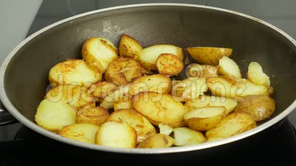 快关门用黄油炒的平底锅里的土豆食物概念视频的预览图