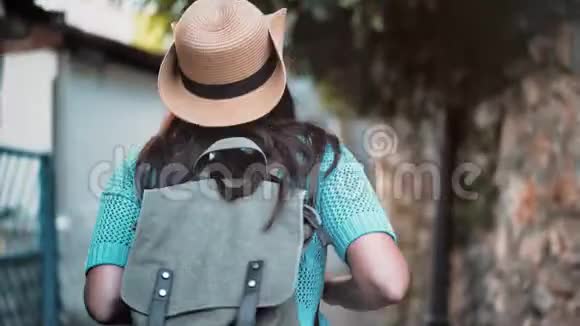 steadicam建立后景背包客旅游妇女喜欢走狭窄的街道视频的预览图