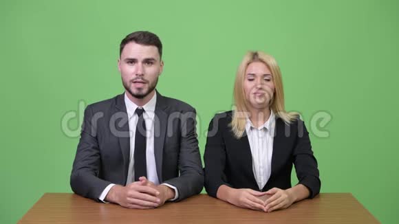 年轻的商业夫妇一起当新闻播音员视频的预览图