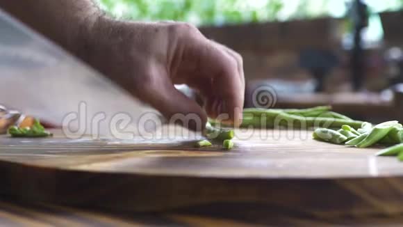 刀切青豆上板特写慢动作厨师在厨房切青豆蔬菜成分视频的预览图