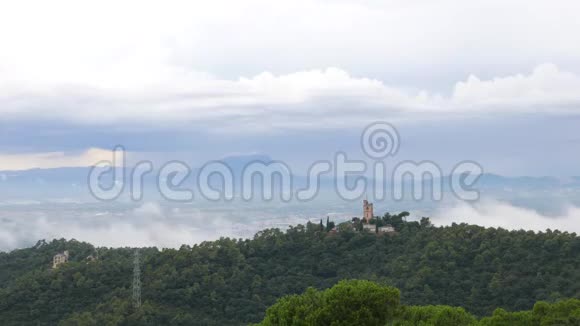 时间推移的云飞过图罗德尔皮格城堡和森林山脉视频的预览图