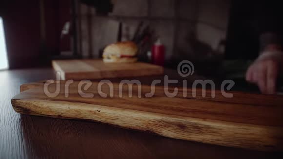 商业厨房的负责人手里拿着汉堡放在沃登餐厅的餐盘里视频的预览图