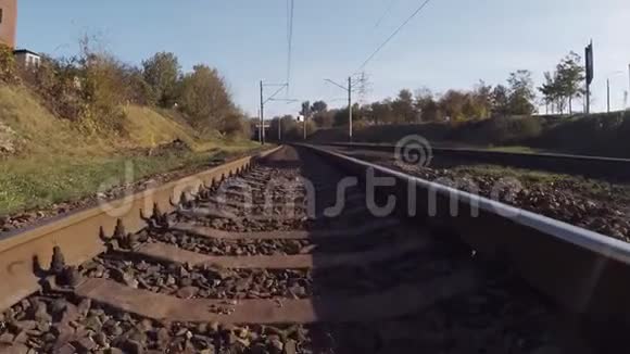 秋日铁路上摄像机的平稳移动视频的预览图