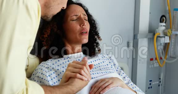 男人在病房分娩时安慰孕妇视频的预览图