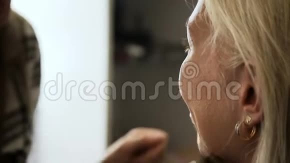 美容美发女人得到遮瑕刷金发皮肤视频的预览图