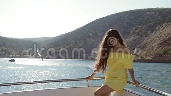 游艇船头上一个美丽的女孩缓慢地微笑着视频的预览图