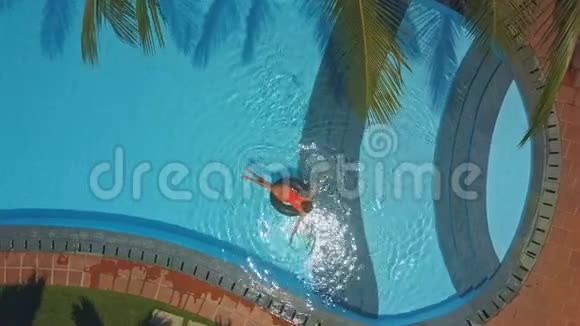 上图中的女士在椭圆形游泳池里环泳视频的预览图