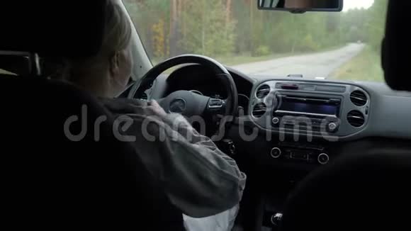一个年轻漂亮的女人把安全带系在车上视频的预览图