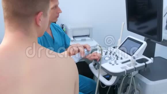 医生用超声扫描仪对人体肩关节进行超声检查视频的预览图