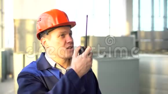 工程师建设者使用对讲机在一个建筑工地内部给出指示4千克视频的预览图