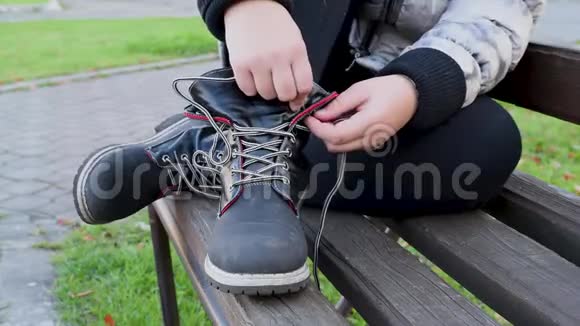 在街上和孩子们绑鞋带手视频的预览图