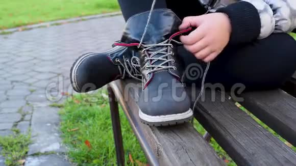 在街上和孩子们绑鞋带手视频的预览图