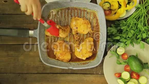 女人用火钳在烤盘里搅拌鸡肉时间跨度视频的预览图