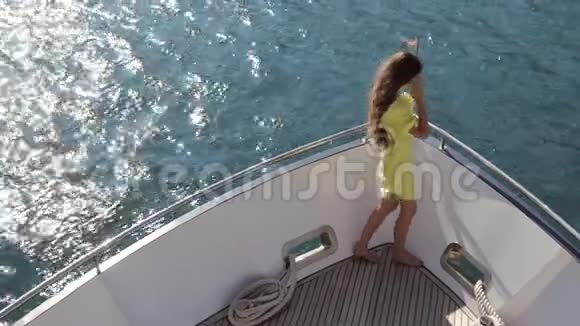 年轻女子在游艇上慢动作的奢华生活视频的预览图