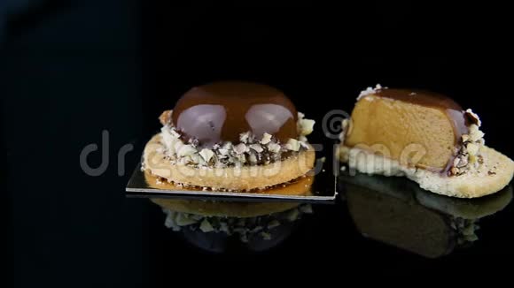 全片和半片法式迷你摩丝糕点甜点上面覆盖着巧克力釉视频的预览图