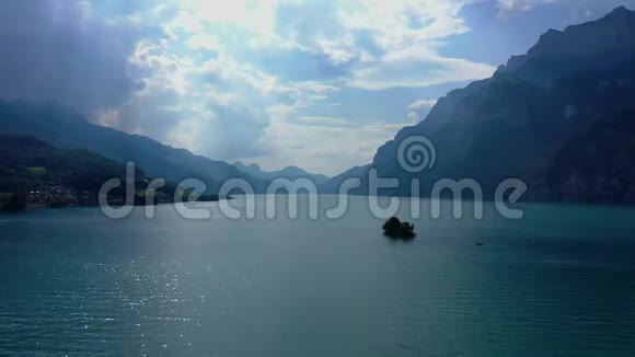 飞越风景如画的瑞士瓦兰塞湖视频的预览图