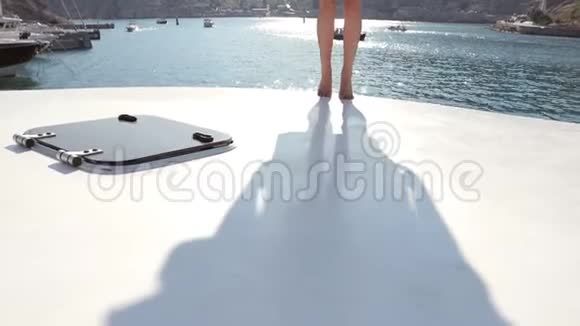 一个快乐的女孩在豪华度假胜地慢动作的游艇上休息的肖像视频的预览图