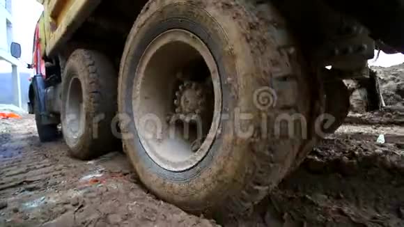 在沼泽中行驶的卡车车轮的特写慢动作复杂的施工条件用广角镜头拍摄视频的预览图