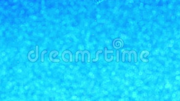 蓝色背景水波闪耀在水下美丽抽象质感可用作转换添加到视频的预览图