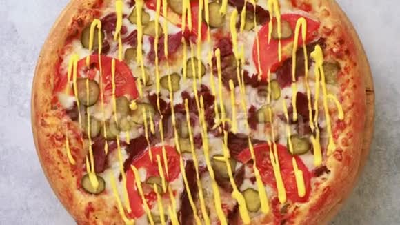 美味的披萨芝士汉堡在桌子上旋转视频的预览图