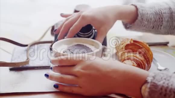 早上的咖啡杯视频的预览图