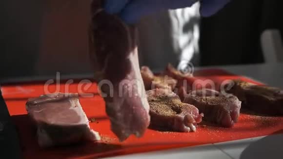 烹饪用香料和调味料在桌子上的构图中女性厨师用香料浇上鲜肉视频的预览图