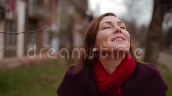 幸福的女人喜欢洒雪高清视频的预览图
