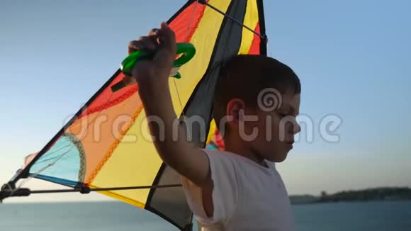 孩子们在海边用五颜六色的风筝娱乐活动视频的预览图