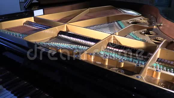 弹开的钢琴视频的预览图