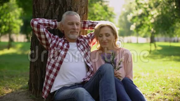 两个退休的人浪漫的约会男人用花束拥抱妻子视频的预览图