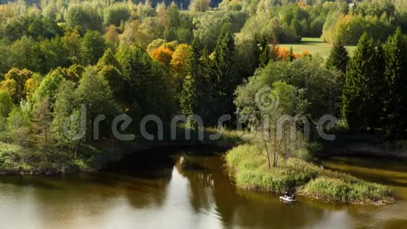 在湖上的橡皮船上钓鱼秋天的景色视频的预览图