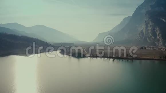 意大利北部LagodiToblino湖及周围山脉的鸟瞰图视频的预览图