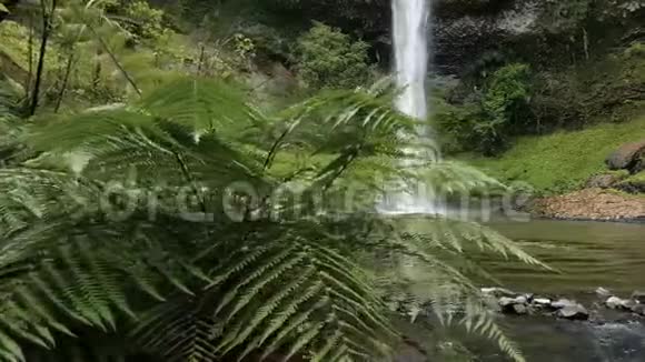 平滑的飞瀑镜头视频的预览图
