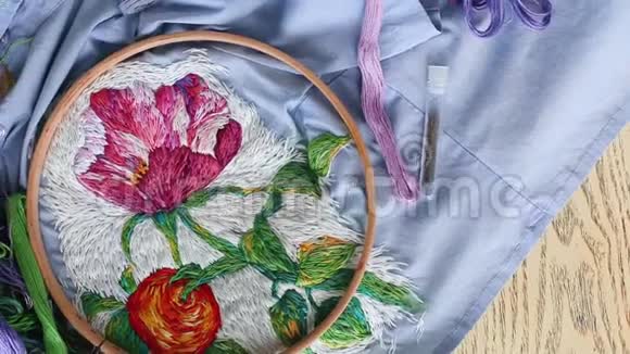 刺绣圈线针在刺绣织物上的彩色图案视频的预览图