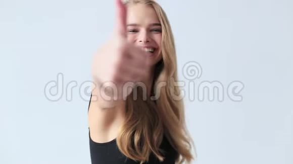 快乐美丽的女人展示拇指视频的预览图