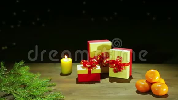 在圣诞树旁边放着圣诞礼物和芬芳橘子的盒子视频的预览图