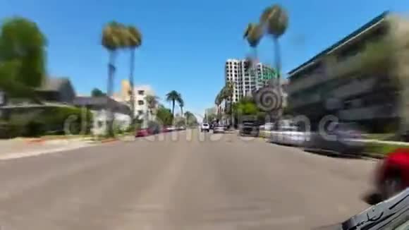 在长滩住宅区的海洋大道驾驶车辆视频的预览图