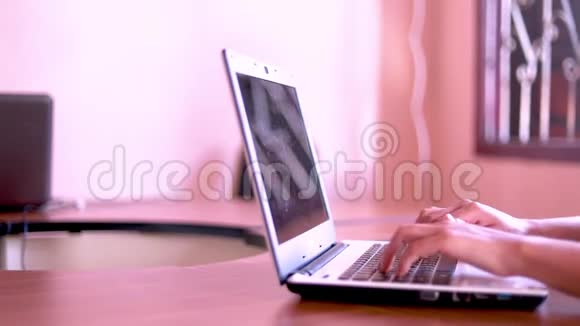 办公桌上的女性手写电脑在办公室工作视频的预览图