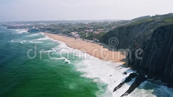 葡萄牙普拉亚格兰德海滩大西洋海浪和岩石造价悬崖4鸟瞰图视频的预览图