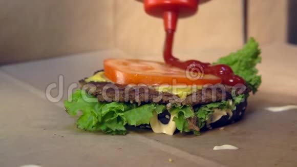 在汉堡上倒番茄酱视频的预览图