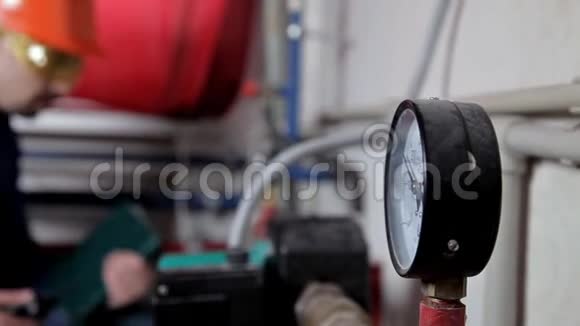 锅炉房一名眼镜工程师负责检查加热系统设备的维护视频的预览图