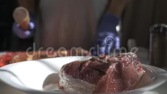 厨师在砧板上打肉女孩比鲜肉更适合牛排视频的预览图