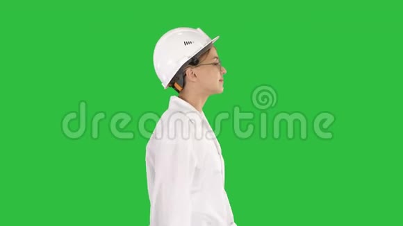 科学家物理学家穿着实验室外套戴着绿色屏幕的硬帽Chroma键视频的预览图