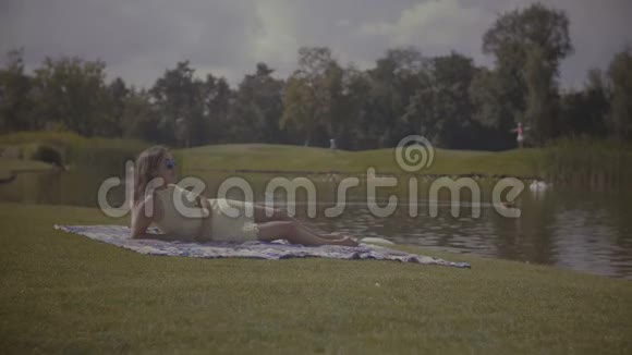 夏天公园休息的优雅漂亮女人视频的预览图