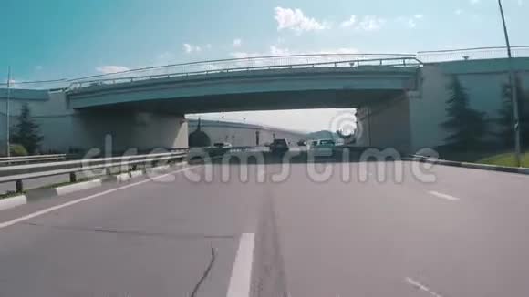 从汽车的两层公路立交桥阿德勒环索契场景俄罗斯克拉斯诺达尔地区视频的预览图