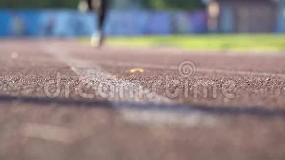 体育场上跑步者的模糊背景业余运动录像4k视频的预览图