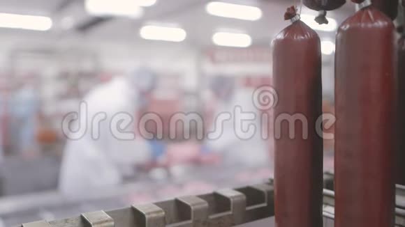 香肠生产在香肠车间工作的焦点以外的工人视频的预览图