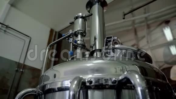 微波炉设备关闭啤酒厂仓库的储罐金属啤酒厂容器小企业概念视频的预览图