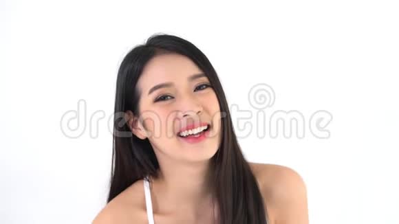 美丽的特写肖像年轻的亚洲女人在白色背景上微笑和欢笑视频的预览图