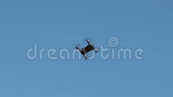 四架直升机挂在空中背景中是一片蓝天视频的预览图
